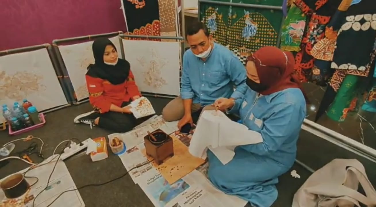 Belajar Membatik Dipandu Siswi SMKN 12 Surabaya